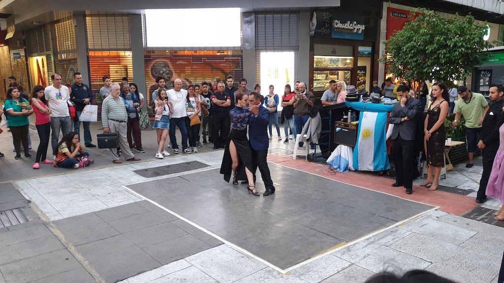 tango dans la rue pendant notre visite de Buenos Aires